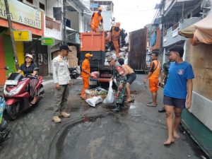 Babinsa Koramil 02/SB Bersinergi dengan Aparatur Wilayah Angkut Sampah dan Bersihkan Selokan