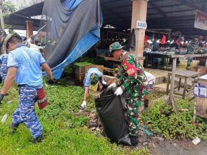 Peringatan HUT Ke-80 TNI Tahun 2025, Kodim 1710/Mimika Bersama TNI-Polri Gelar Karya Bakti Pembersihan Lingkungan Pasar