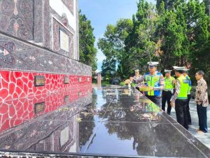 Hari Lalu Lintas ke-70, Satlantas Polres Toba Ziarah dan Tabur Bunga di TMP Sisingamangaraja XII