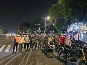 Babinsa Koramil 08/JB Bersama Tiga Pilar Gelar Patroli dan Aktifkan Pos Kamling