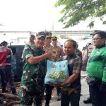 Koramil 01/Jatinegara Bersama Polsek Jatinegara Salurkan Paket Sembako untuk Pengemudi Ojol