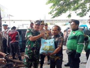Koramil 01/Jatinegara Bersama Polsek Jatinegara Salurkan Paket Sembako untuk Pengemudi Ojol