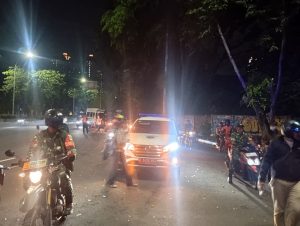 Sisir Titik Rawan, Babinsa Koramil 07/Kemayoran bersama Tiga Pilar dan Komponen Pendukung Laksanakan Patroli Kendaraan