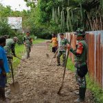Bakti Nyata Jelang HUT Ke-80 TNI, Kodim 1710/Mimika Perbaiki Jalan Kampung
