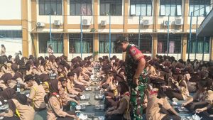 Babinsa Koramil 03/Teluk Pucung Dukung Program MBG, Ribuan Pelajar di Bojong Menteng Rasakan Manfaat