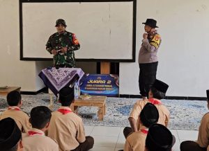 Cegah Kenakalan Remaja: Babinsa Koramil 02/Pondok Gede & Bhabinkamtibmas Beri Wawasan Kebangsaan di SMA Quantum