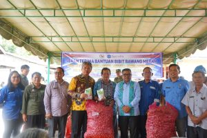 Pemkab Taput Serahkan Bibit Bawang Merah CSR SOL untuk Kelompok Tani di Desa Sigurunggurung