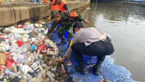 HUT TNI ke-80: Kodim 0501/JP dan Tiga Pilar Gelar Karya Bakti Skala Besar Bersihkan Sungai Ciliwung
