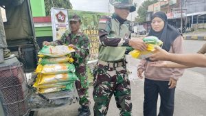 Jaga Kestabilan Harga Beras, Babinsa Dari Kodim 1710/Mimika Bekerja Sama dengan Perum Bulog Terus Menjual Beras SPHP