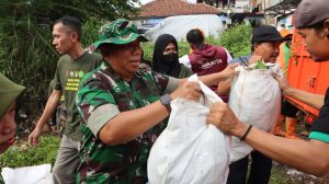 HUT ke-80 TNI: Kodim 0504/JS Gelar Karya Bakti Bersihkan Bantaran Sungai Ciliwung