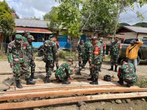HUT TNI ke-80: Babinsa Koramil 1715-01/Oksibil Gelar Karya Bakti di Kesusteran dan Gereja GIDI