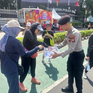 Direktorat Samapta Polda Metro Jaya Bagikan Sarapan Gratis di CFD Bundaran HI untuk Warga Jakarta