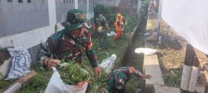 Sambut HUT TNI ke-80, Kodim 0505/JT dan Warga Geruduk Sungai Kalibata untuk Aksi Bersih-Bersih