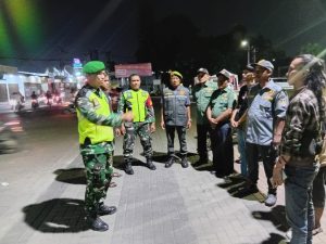 Babinsa Koramil 05/Bantargebang Bersama Tiga Pilar Gelar Patroli Malam: Perkuat Keamanan Lewat Monitoring Siskamling