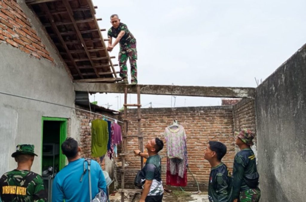 Babinsa Bojonegoro Bantu Perbaiki Atap Rumah Warga