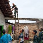 Babinsa Bojonegoro Bantu Perbaiki Atap Rumah Warga