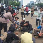 Polisi Bagi Roti dan Air untuk Massa Demo DPR