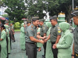 Dandim 0505/JT Pimpin Upacara Kenaikan Pangkat Prajurit TNI: Momen Inspiratif dan Penuh Semangat