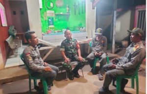 Patroli Tiga Pilar, Babinsa Koramil 05/Bantargebang Ajak Warga Perkuat Siskamling