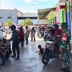 Babinsa Koramil 1710-02/Timika Bantu Tertibkan Antrian BBM di SPBU