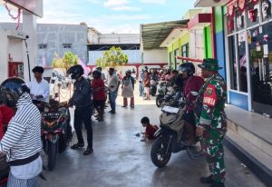 Babinsa Koramil 1710-02/Timika Bantu Tertibkan Antrian BBM di SPBU