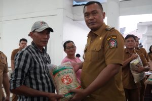 Pemkab Toba Salurkan 34.475 Kg Benih Padi untuk 93 Kelompok Tani
