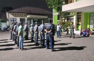 Babinsa Koramil 02/Pondok Gede Patroli Malam Perkuat Siskamling Cegah Gangguan Kamtibmas