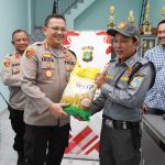 Kapolres Metro Jakarta Utara Tinjau Pos Satkamling Kebon Bawang, Serahkan Bantuan Sembako