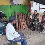Babinsa Koramil Mapurujaya dan Kepala Kampung Hiripau Bahas Keamanan dan Pembangunan