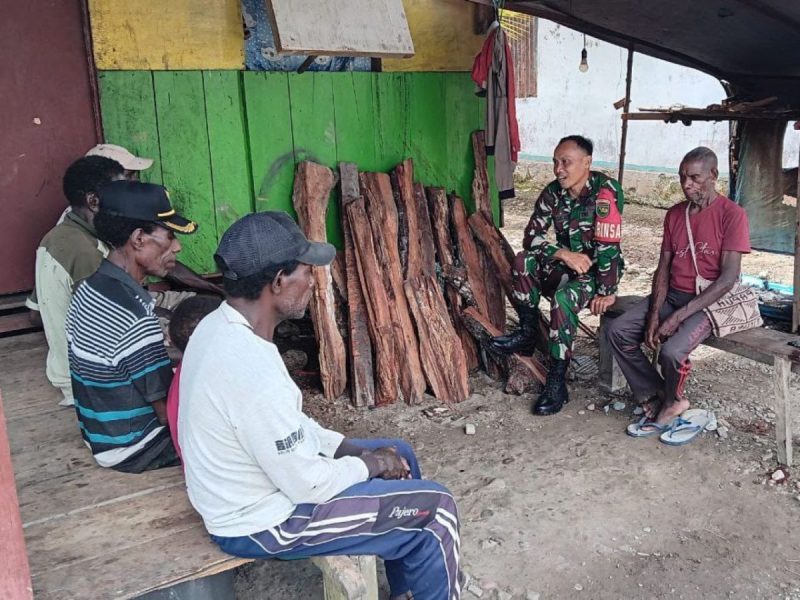 Babinsa Koramil Mapurujaya dan Kepala Kampung Hiripau Bahas Keamanan dan Pembangunan
