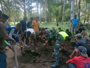 Di Tengah Pembangunan, Satgas TMMD Kodim 1505/Tidore Tunjukkan Kepedulian kepada Warga Berduka