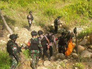 Prajurit Kodim 1715/Yahukimo Sigap Evakuasi Korban Pembunuhan OPM di Yahukimo