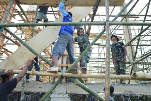 Penuh Semangat, Satgas TMMD Kodim 1505/Tidore dan Warga Gotong Royong Angkat Papan Mal Masjid