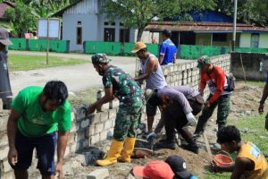 Satgas TMMD Kodim 1505/Tidore Bangun Pagar Jalan Bersama Warga