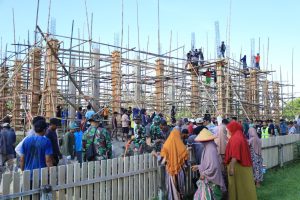 Satgas TMMD Kodim 1505/Tidore dan Warga Cor Tiang Masjid