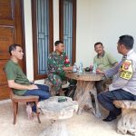 Babinsa Jatiasih dan Bhabinkamtibmas Jalin Komsos dengan Warga