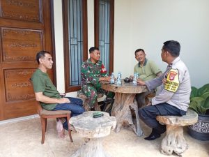 Babinsa Jatiasih dan Bhabinkamtibmas Jalin Komsos dengan Warga