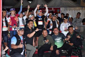Bupati Samosir dan Gubernur Sumut Lepas Flag Off Trail of The King 100 KM