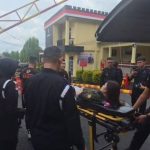 Brimob Sumsel dan Bhayangkari Beri Bantuan Kemanusiaan untuk Warga Sakit di Depan Makosat