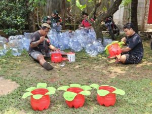 Dari Sampah Jadi Berkah, Inovasi Babinsa Jatiraden Sulap Lahan Kotor Jadi Taman Indah
