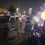 Babinsa Koramil 04/Jatiasih dan Tiga Pilar Gelar Patroli Malam Wujudkan Keamanan Lingkungan
