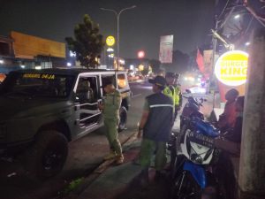 Babinsa Koramil 04/Jatiasih dan Tiga Pilar Gelar Patroli Malam Wujudkan Keamanan Lingkungan