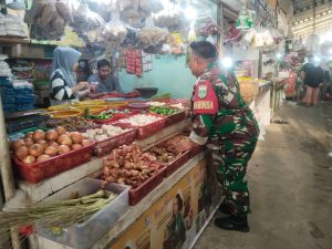 Babinsa Koramil 03/Teluk Pucung Cek Harga Sembako di Bekasi, Pastikan Pasokan Aman