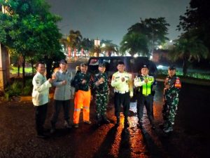 Koramil 01/Kranji dan Komduk Gelar Patroli Gabungan Saat Hujan, Jaga Kamtibmas Tetap Kondusif