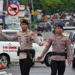 Brimob Sumsel Atur Lalu Lintas, Kompol Irfan Gofar Pimpin Penguraian Macet Parameswara