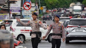 Brimob Sumsel Atur Lalu Lintas, Kompol Irfan Gofar Pimpin Penguraian Macet Parameswara