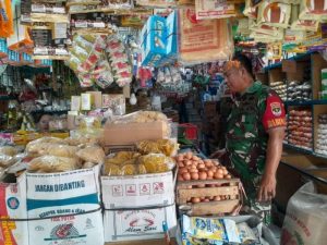 Babinsa Bekasi Pantau Harga Sembako Jaga Stabilitas Ekonomi