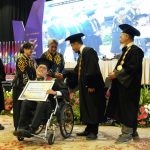 Mahasiswa Difabel UMSurabaya Raih Cumlaude Harukan Wisuda