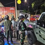 Patroli Malam Tiga Pilar Pondok Gede, Babinsa Ajak Warga Cegah Tawuran