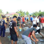 Satgas TMMD dan Warga Desa Wama Kompak Cor Lapangan Voli Demi Kebersamaan